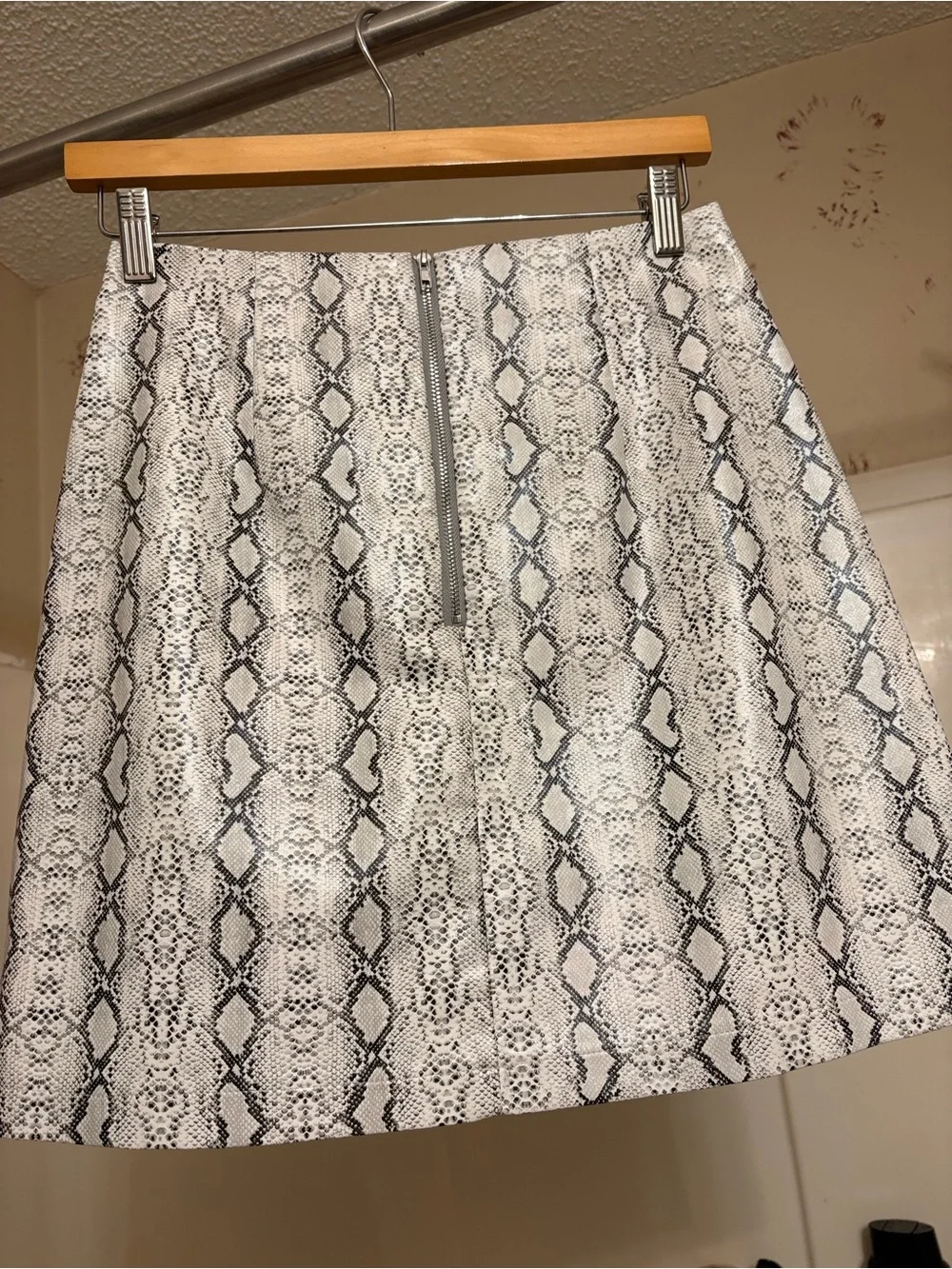 entro White and Black Snake Print Mini Skirt